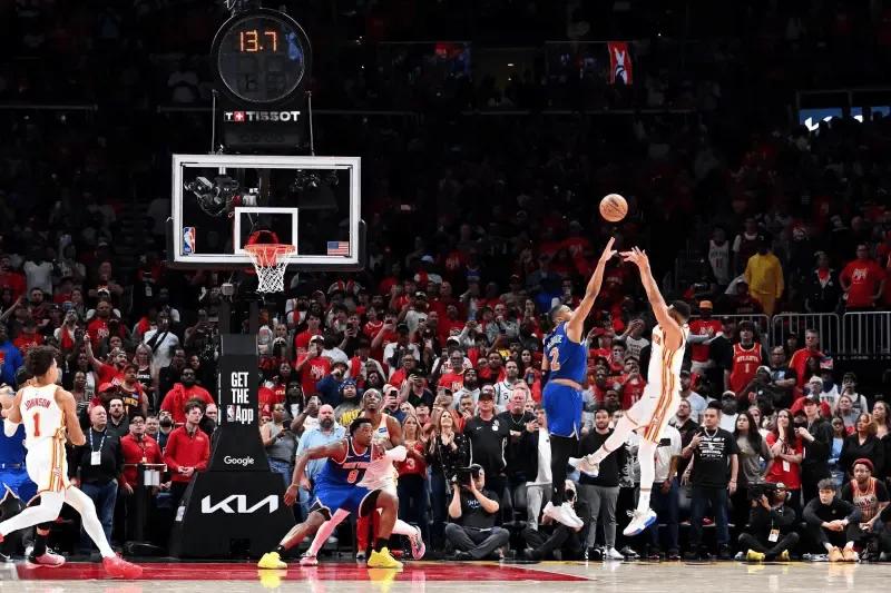 麦科勒姆中投准绝杀、库明加制胜抢断布伦森，老鹰2-1尼克斯
04月25日讯，在紧