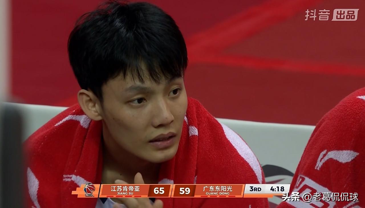 广东东阳光巨星徐杰在下半场比赛中的表现堪称灾难！在今天广东东阳光客场以92：93