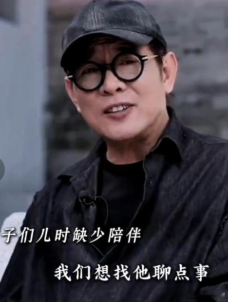 李连杰 爱是常觉亏欠 李连杰对女儿的“亏欠”藏着满满的爱，他遗憾工作缺席成长，又