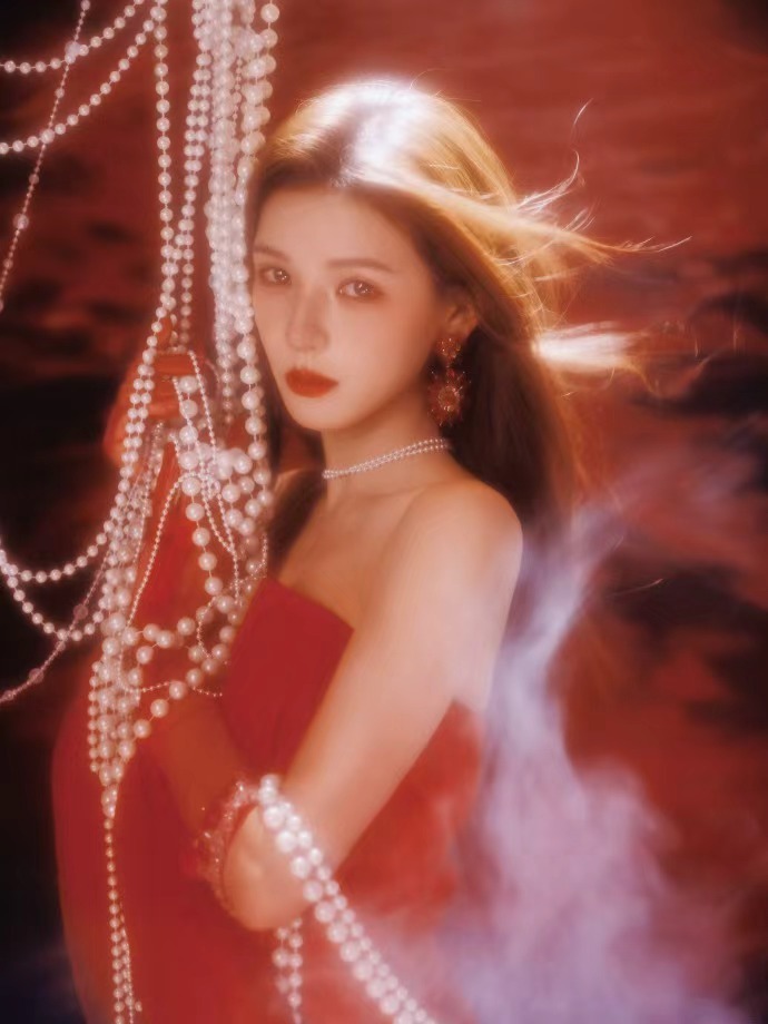 张予曦毕雯珺一红一黑张予曦毕雯珺ELLE造型好配 张予曦毕雯珺一红一黑，张予曦毕