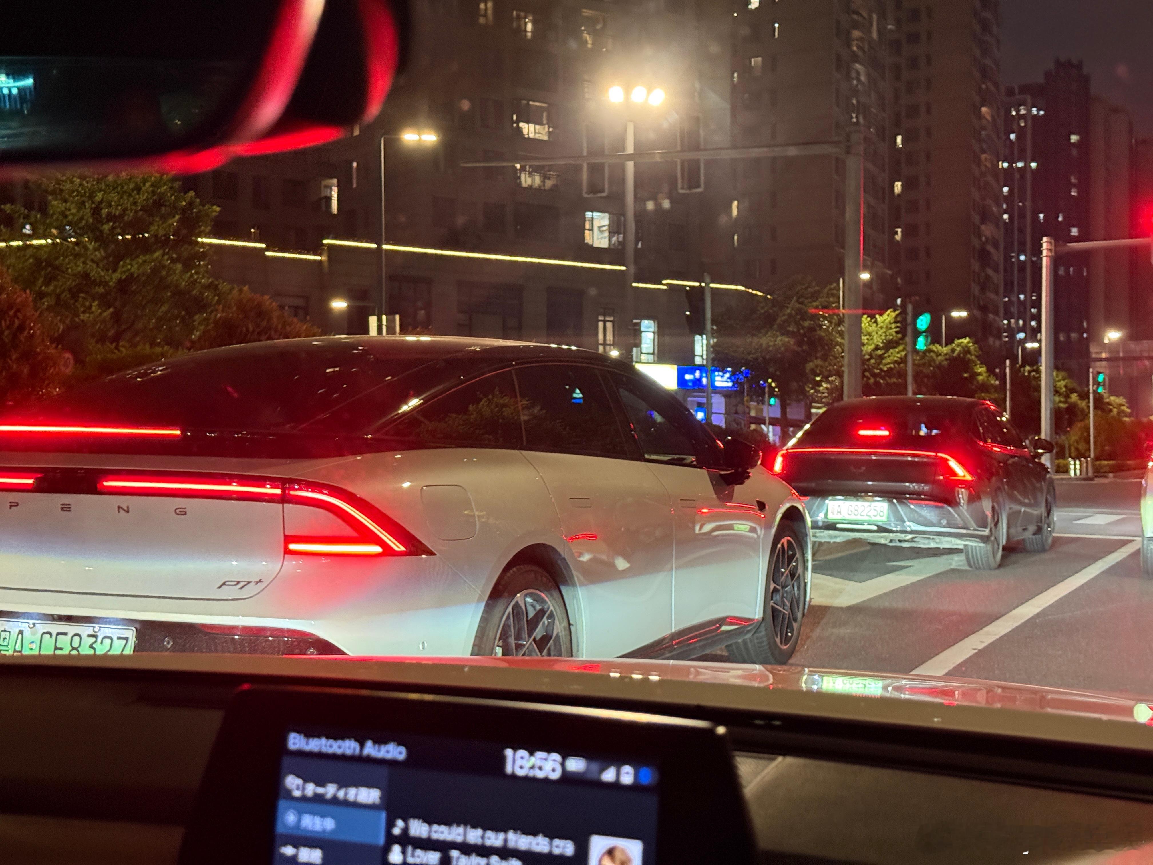 远看我还以为是两台P7+，走近一看才发现是撞脸[doge]小鹏p7+  ​​​