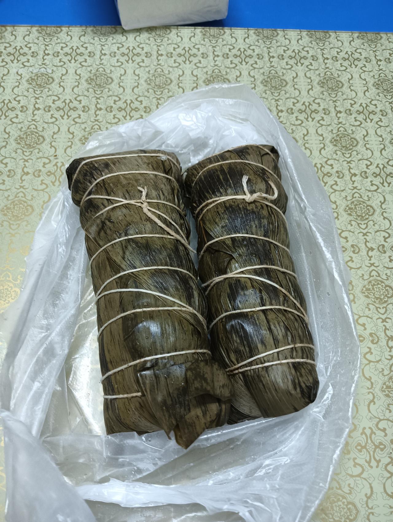 大家好，我是七姐，今晚老乡给我带两条家乡的粽子，他说是绿豆，花生，蛋黄，是我喜欢