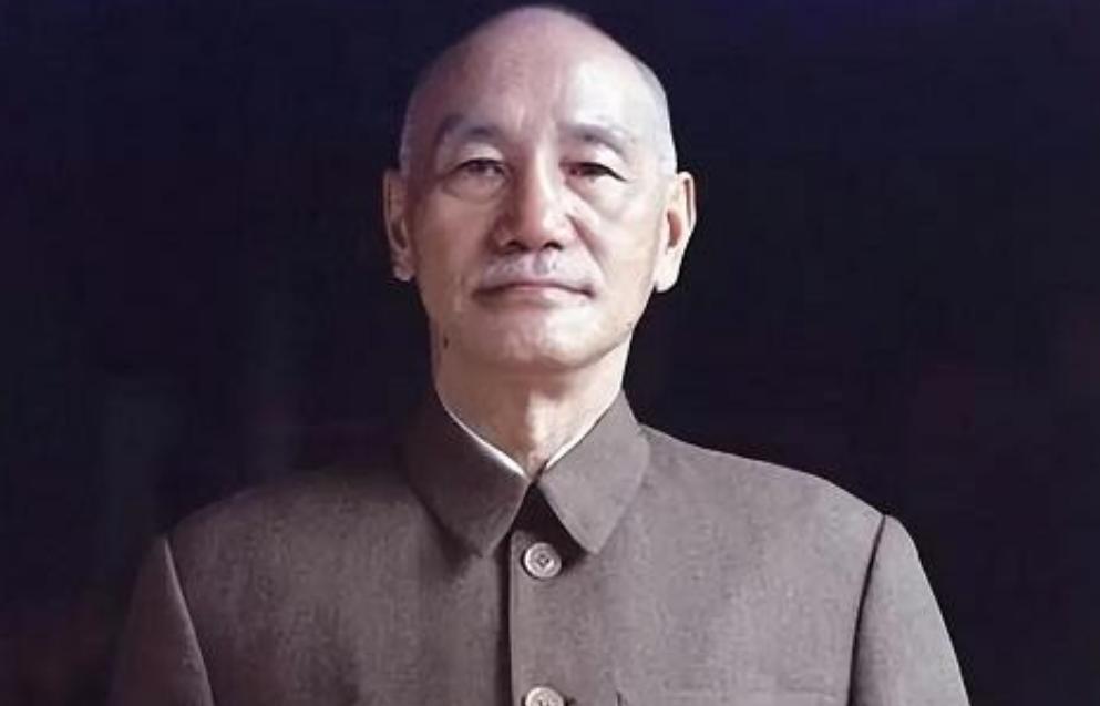 蒋介石一生只喝白开水，连茶都不碰，背后藏着不为人知的考量！年轻时蒋介石探望生病的