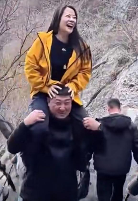 太有实力了！夫妻俩春日去爬黄山，妻子对丈夫说自己爬不动了，结果丈夫二话没说，“男