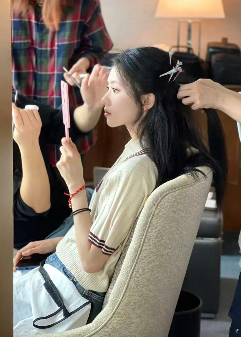 刘浩存分享今天工作花絮照好美的侧脸！ 刘浩存分享工作花絮照