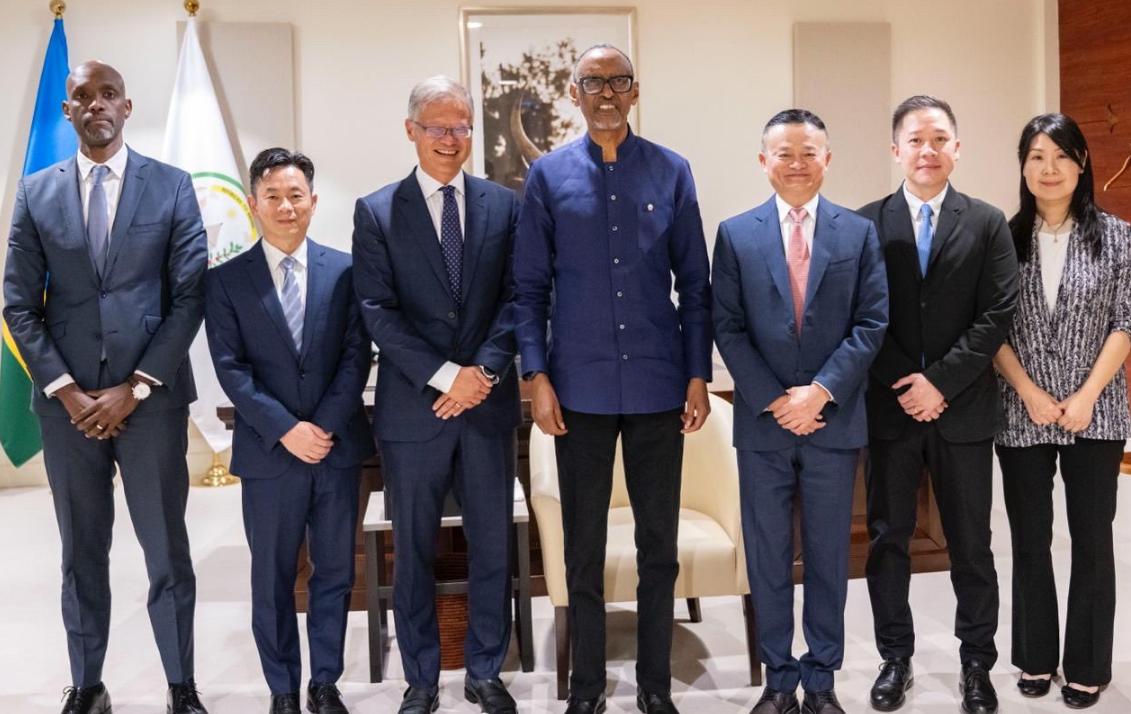 马云又开始活跃了，这状态不错，年轻了不少。
马云和杨致远此次到访基加利参加活动，