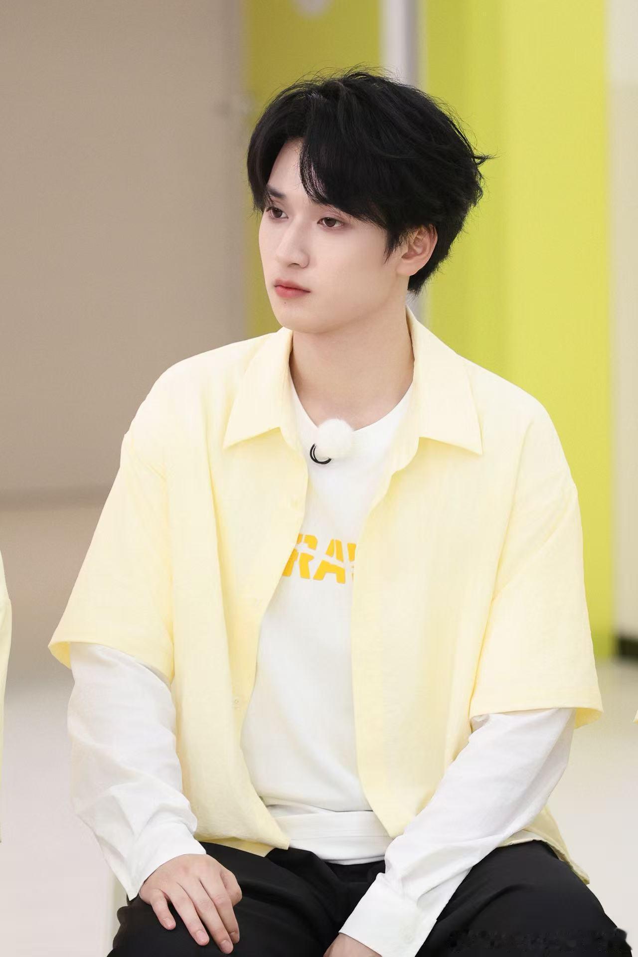 严浩翔超额完成撕名牌kpi 跑男撕名牌环节被严浩翔玩出了成就感，提前给自己立好小