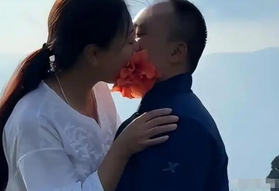 2012年，38岁的北京女孩王益去不丹闭关修行时偶然碰到一个比她小19岁的年轻僧