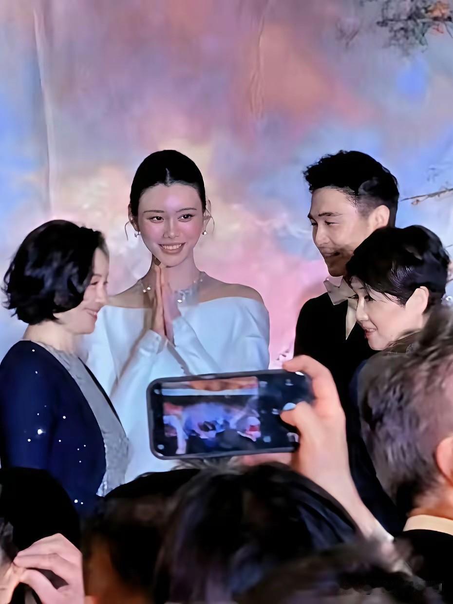 何超琼与四太梁安琪一同现身出现在奚梦瑶和何猷君婚礼答谢宴上，两人一起上台，一起合