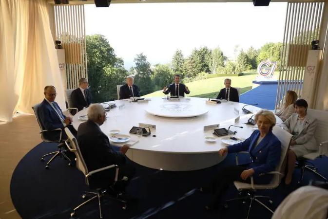 g7晚宴本该是觥筹交错的社交场，结果被特朗普和高市早苗演成了“大型尴尬现场”。多