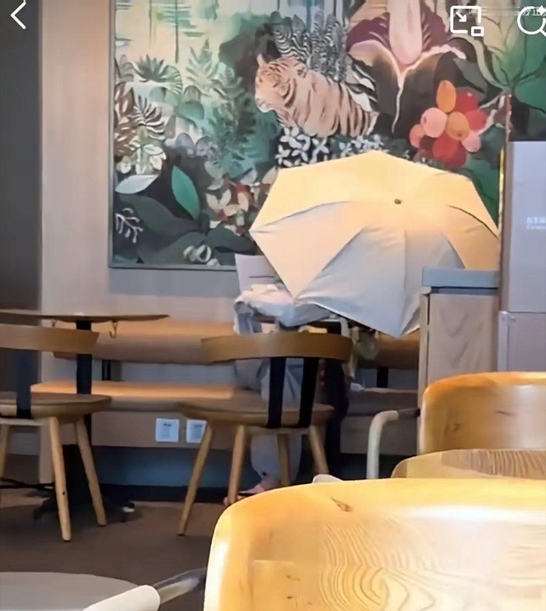 海口，星巴克店，一个正在备考公务员的女的，进门没点任何饮品，直接在店里撑开一把雨