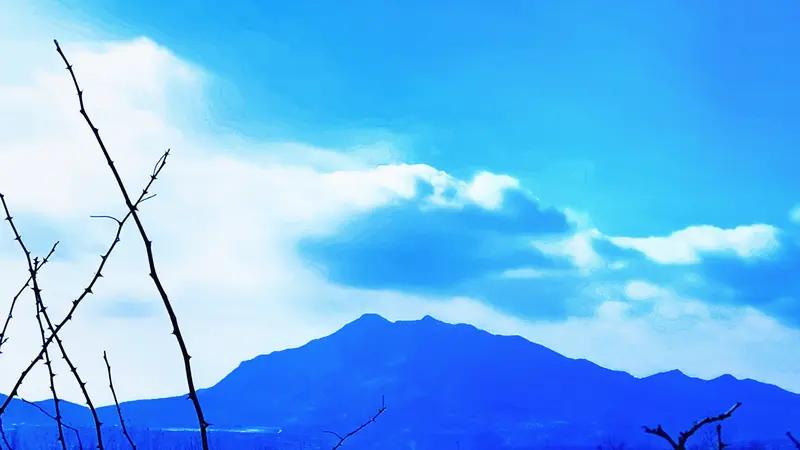 上联：笔底青山兴壮志，诚邀下联墨头蓝天壮凌云