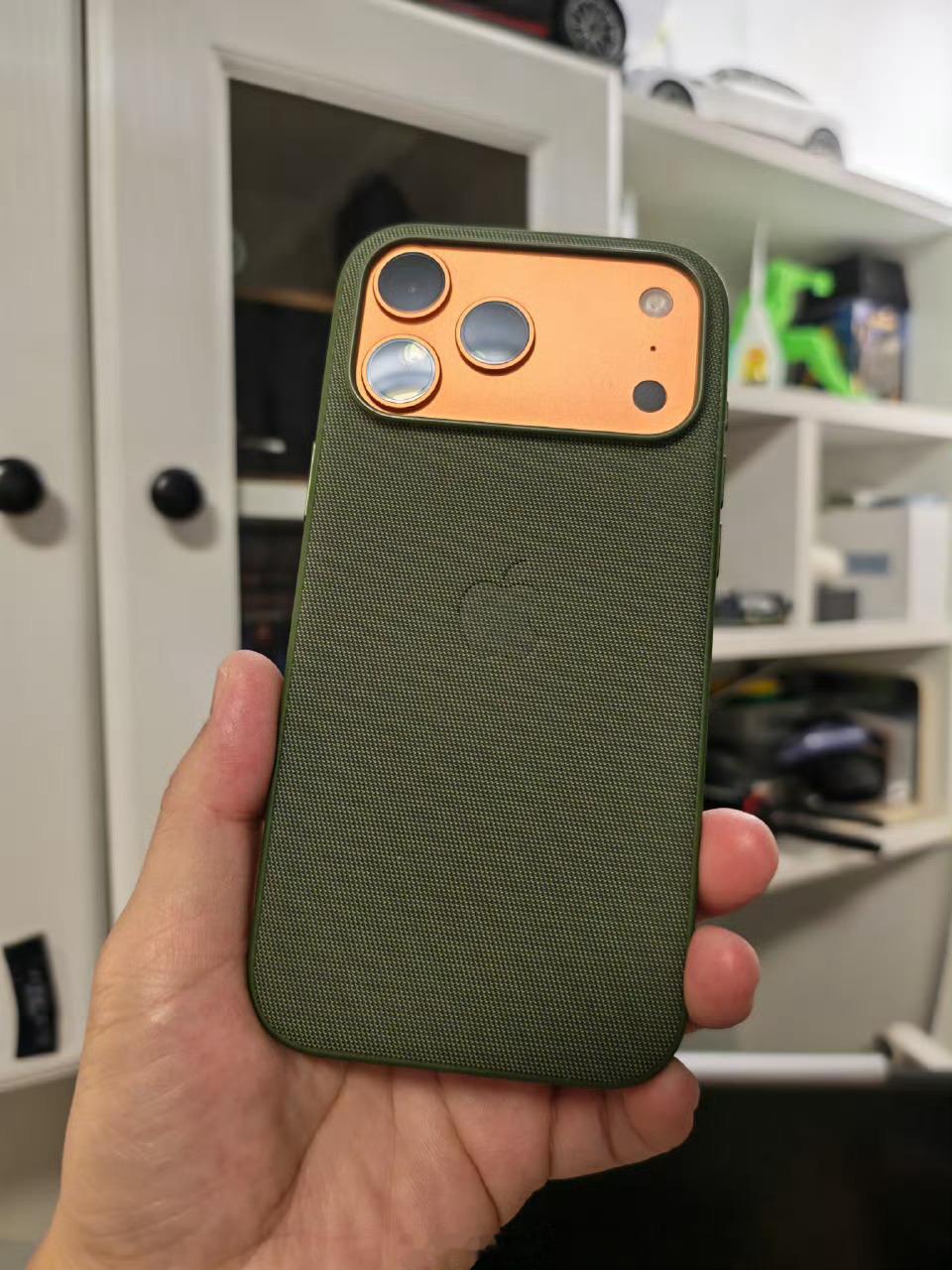 这么看下来，我花479块钱买的这个苹果原装手机壳也并不显得有多贵了…