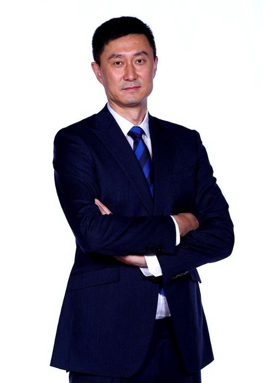 杜锋刚从广东队主教练的位置上下来，一个石破天惊的方案就摆上了台面。
不是让他去新