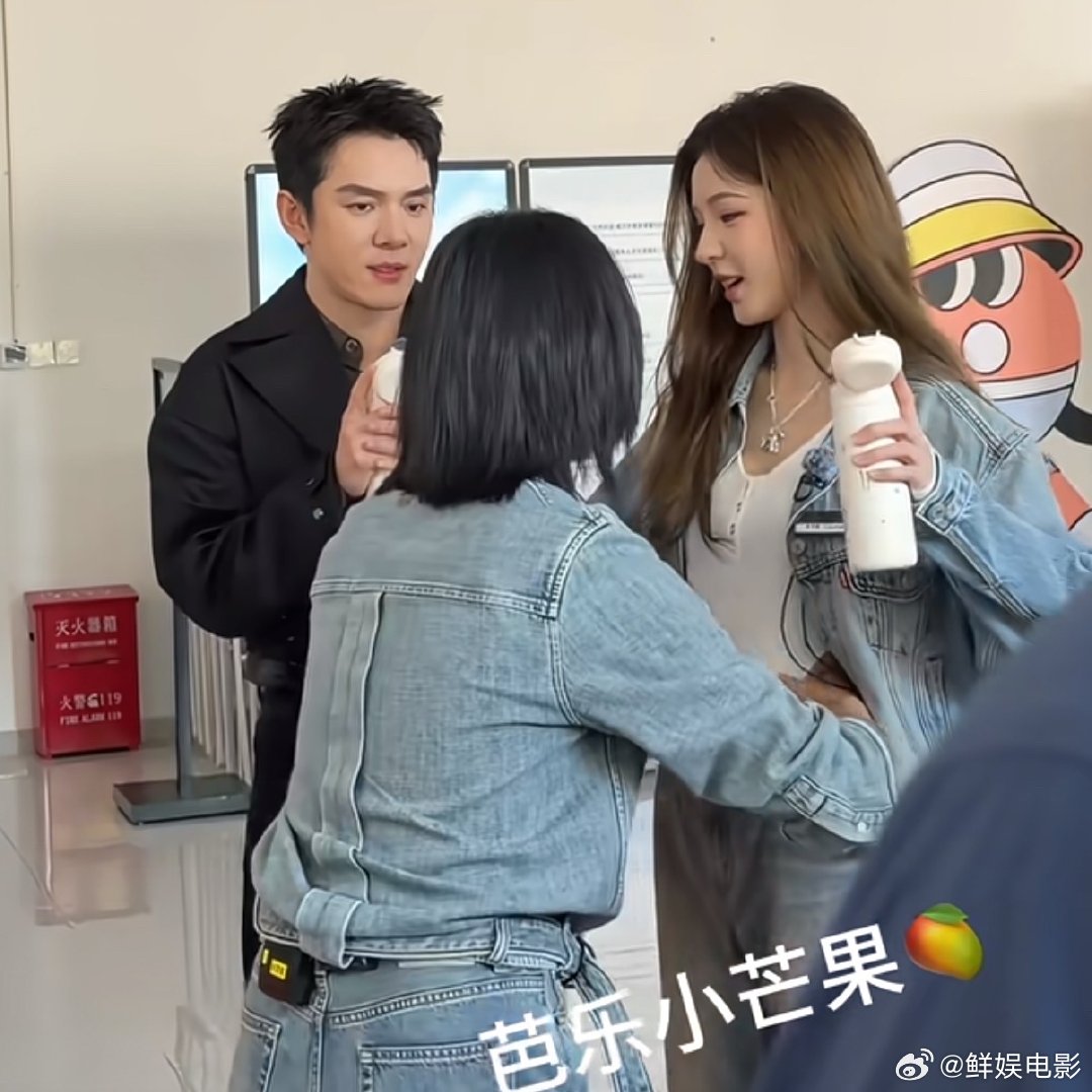 尚雯婕两只手握住张予曦的腰尚雯婕两只手就能握住张予曦的腰，腰围和脸一样宽，尚雯婕