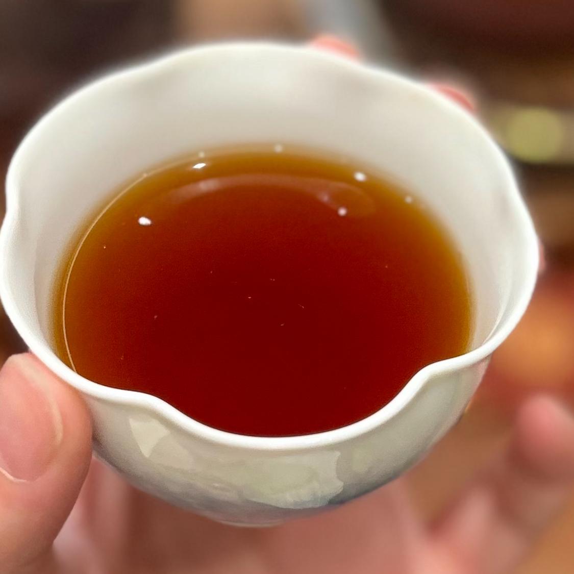 世间喝茶只有两种方式：站着喝和坐着喝。站着喝的，求解渴；坐着喝的，求安心。

站