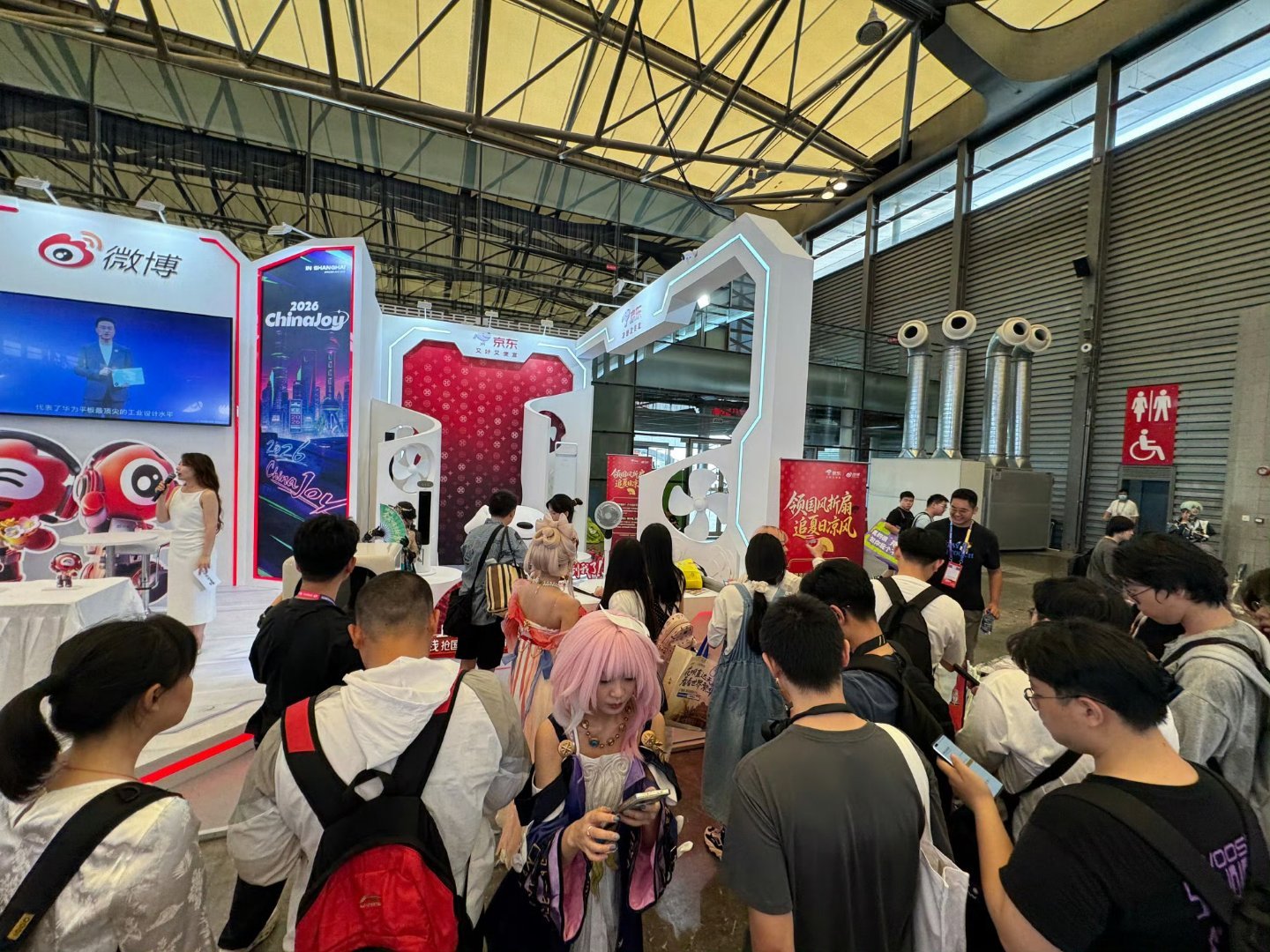 今年 CJ 热晕了全靠这把扇子救命上海CJ遭遇极端高温天气，京东E4馆M201直