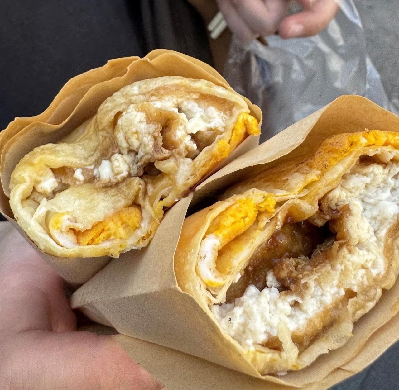 网上看到的，嵊州春饼新吃法，里面夹臭豆腐。