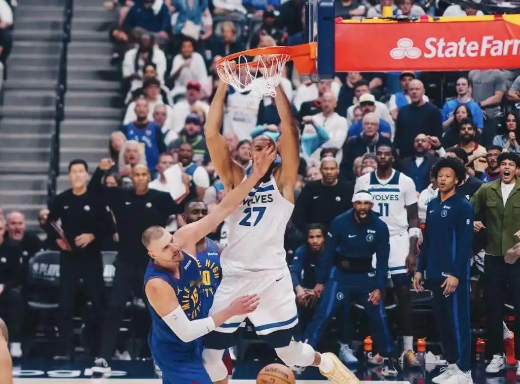 森林狼终于找到约基奇的克星了，就是曾经的联盟最佳防守中锋戈贝尔，森林狼打掘金第三