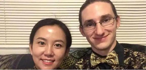 “你应该滚回中国去！”“别用亚洲人的脏习惯喂我的孩子！”2019年这是美国男人对