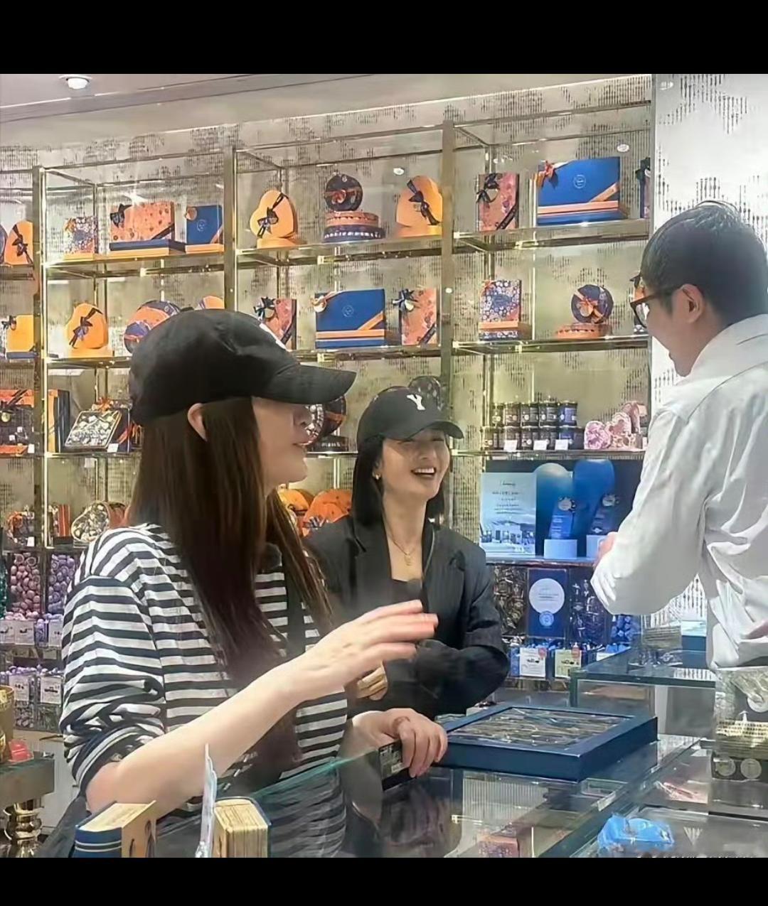 谢娜是出了名的人缘好，只不过没想到她俩关系竟如此好！
网友近日在北京偶遇她俩逛街