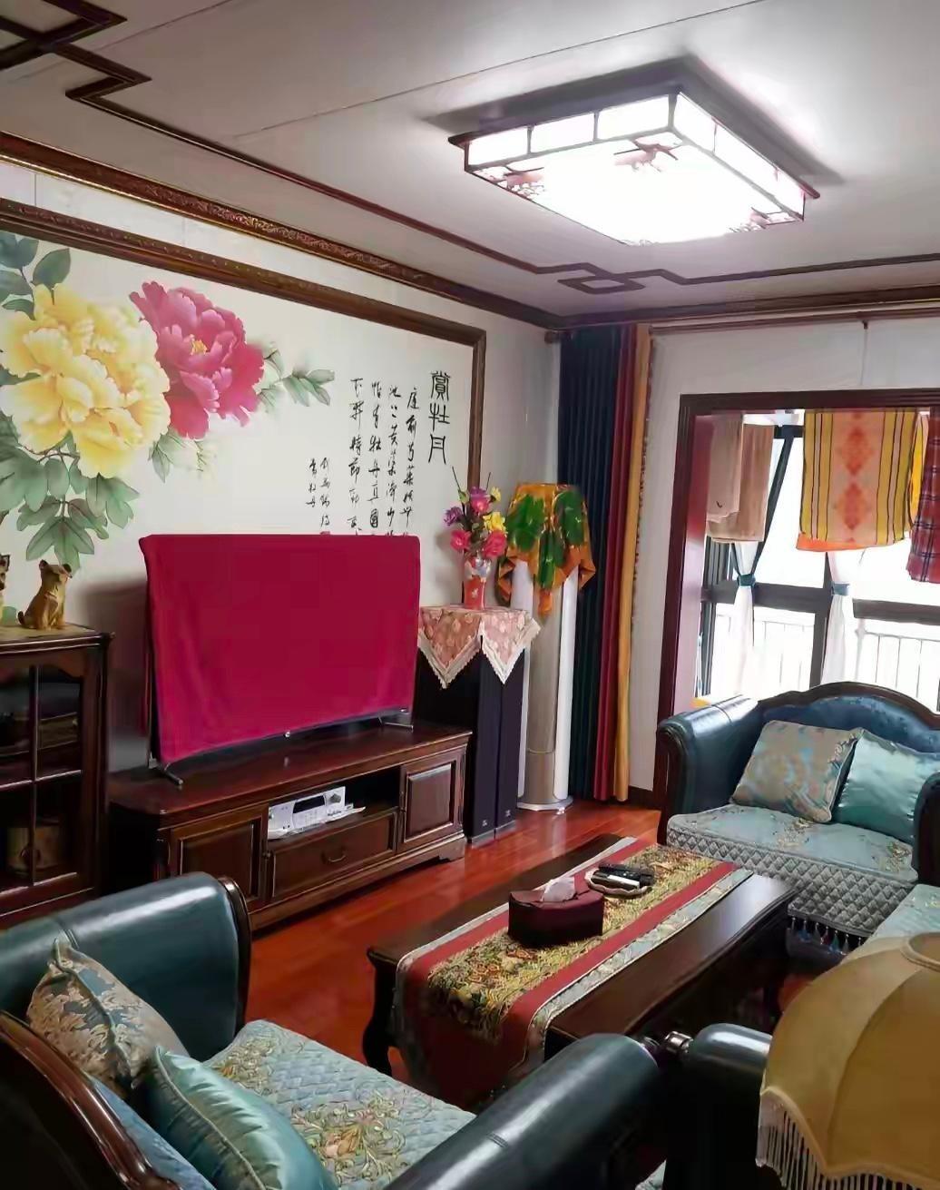 装修，我和老公在风格上吵翻，我要中式、他非要简约。我看中中式韵味：红木沉稳厚重、