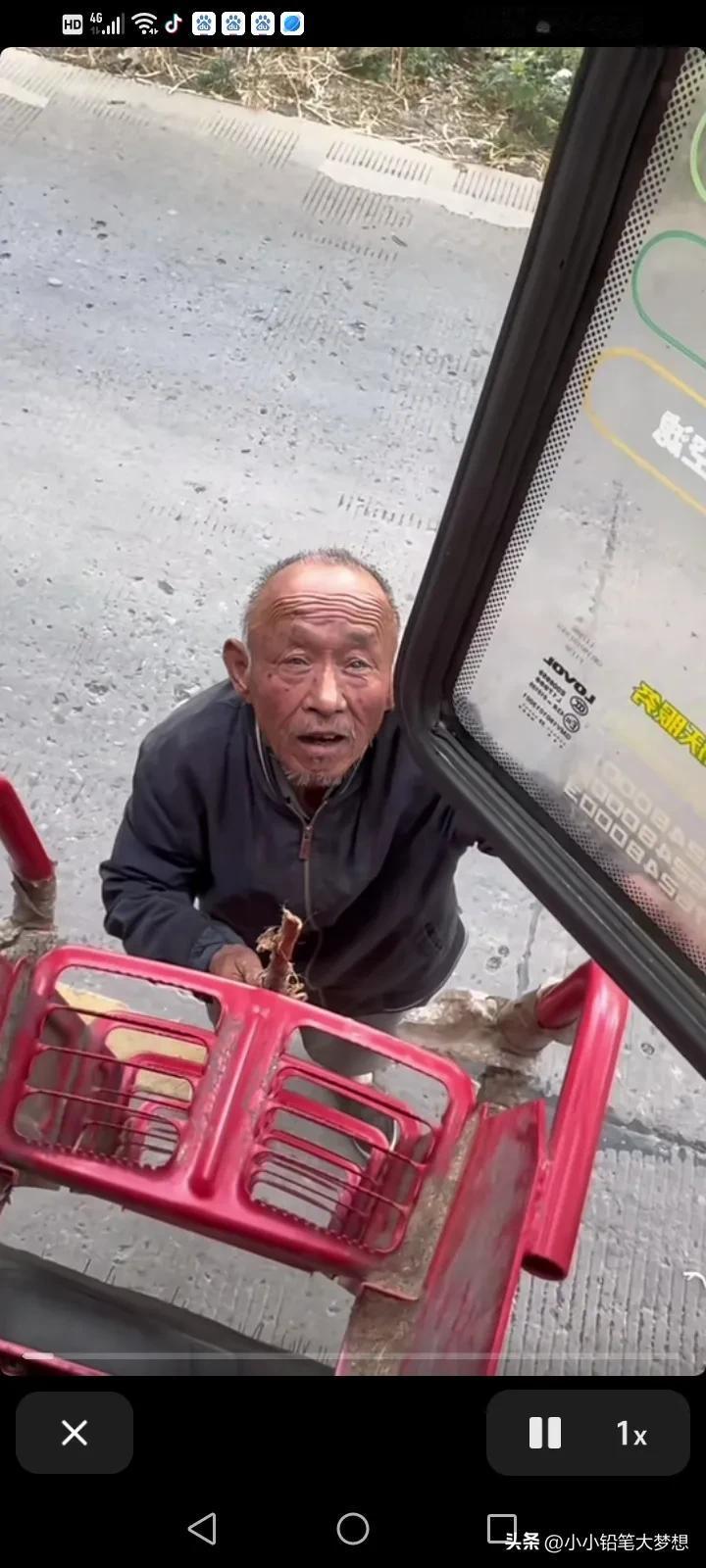 泪目了！近日，安徽，一名女子把车停在路边等待的户主，一位老大爷突然走了过，拿着一