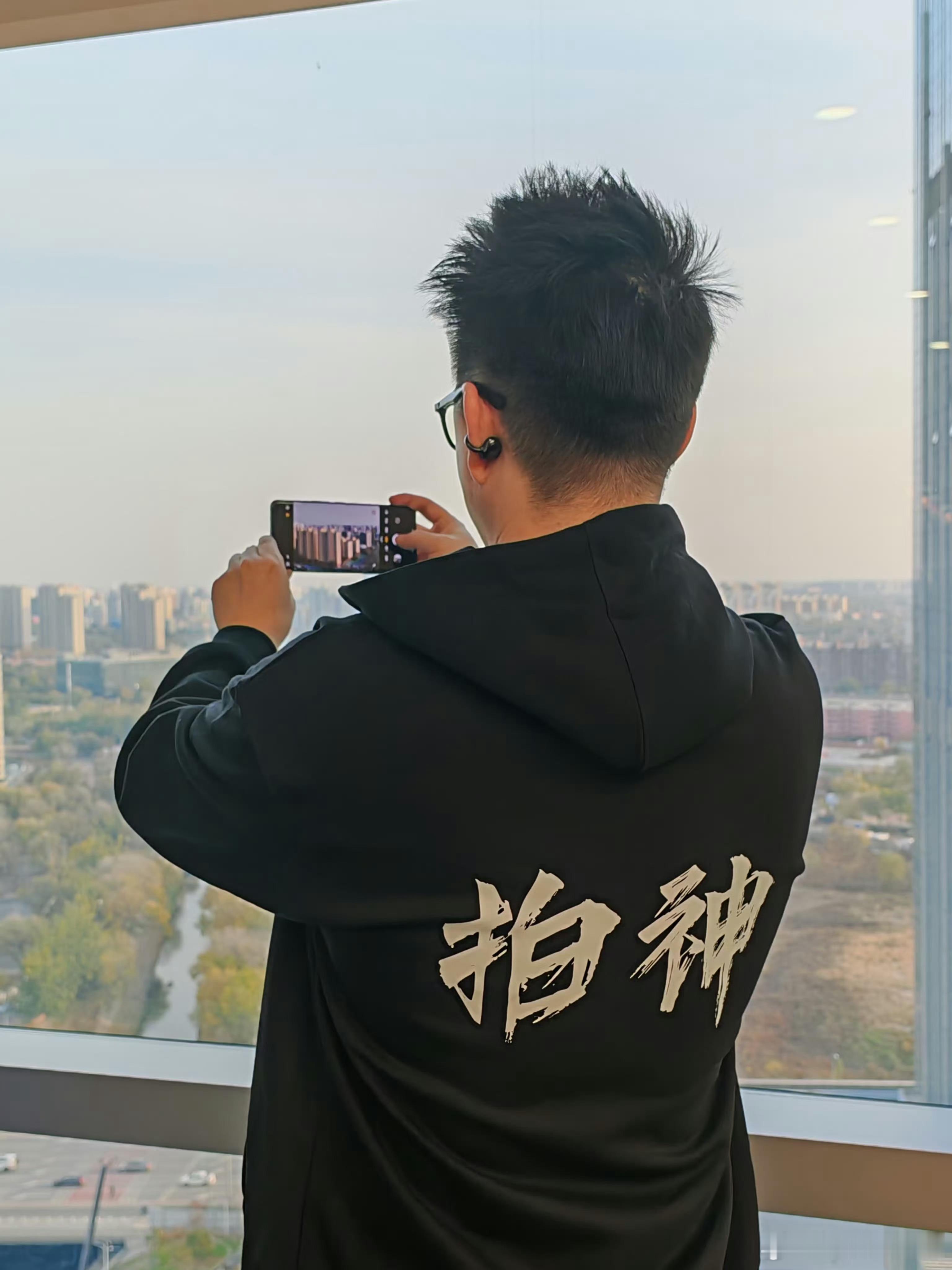 姜总，耳朵上的耳机，又是啥科技[嘻嘻][嘻嘻][嘻嘻] 