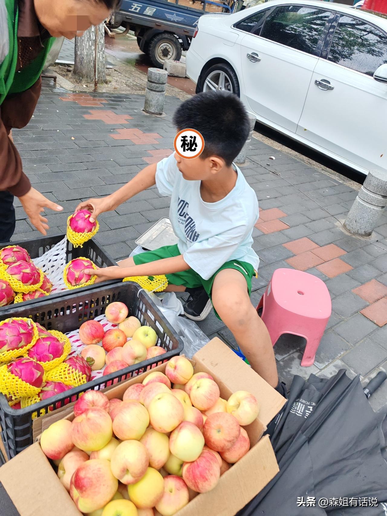 能干的小孩哥
8月12日，西安。刚刚我外出跑步，路边的集市已经开始了，偶遇一个小