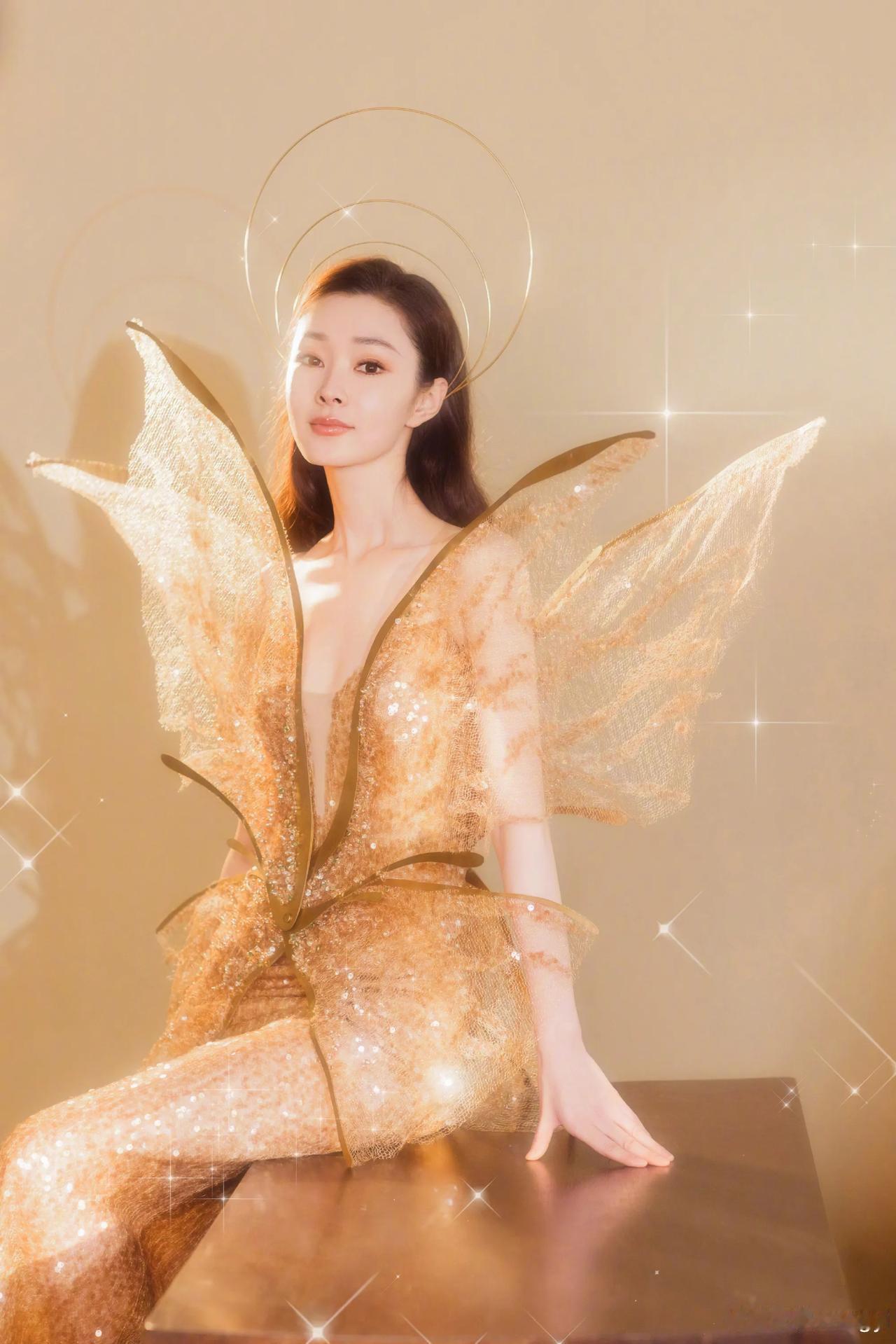 宋轶这个金色精灵造型，有点模仿张韶涵！