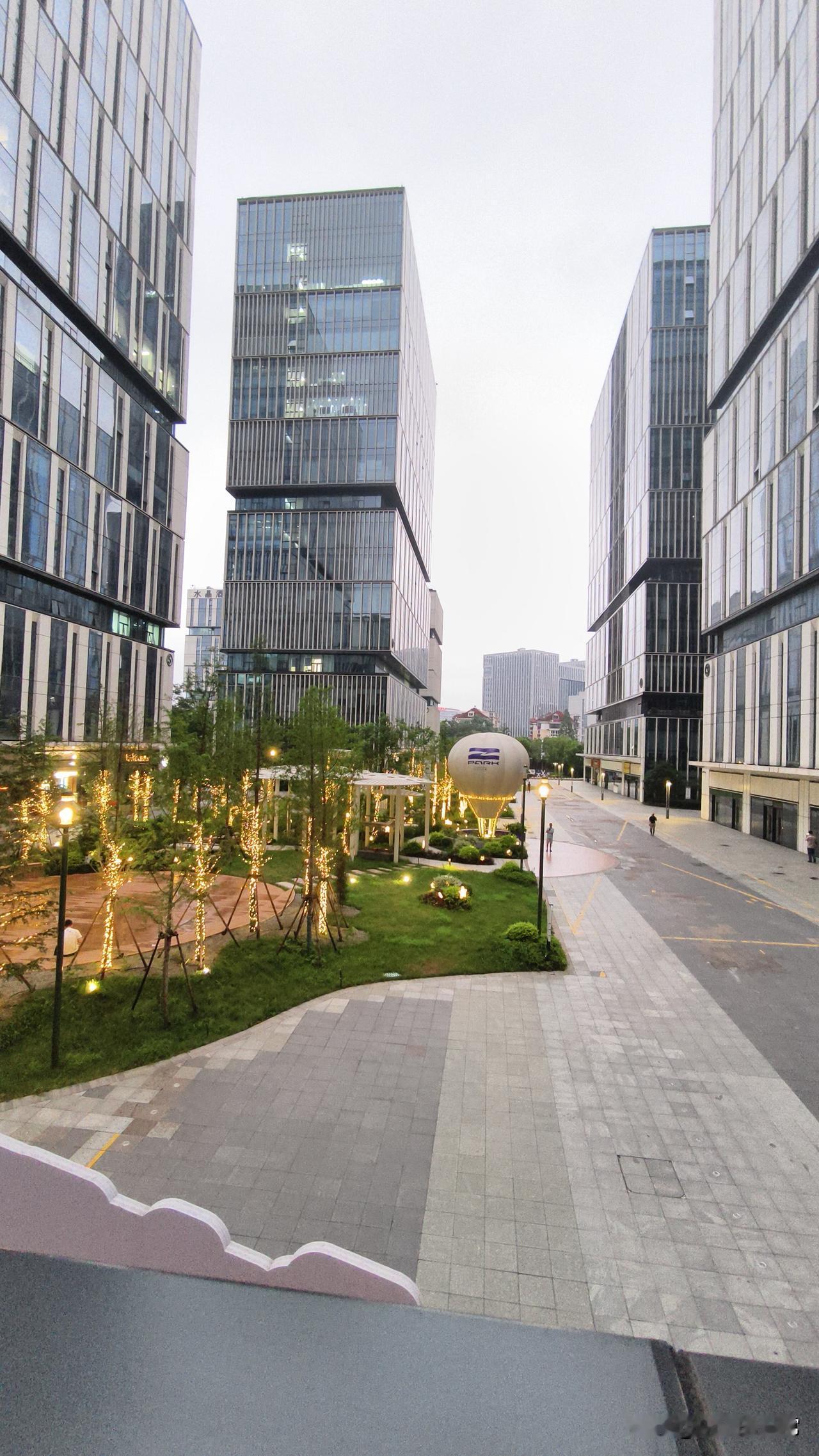 今天孩子们没有回来吃饭，我们俩晚餐吃的早。

六点半老伴就洗完了碗，他说外面没有