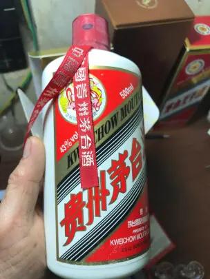男子带酒乘高铁，开瓶茅台被拦检。此君确实酒量大，豪饮整瓶底朝天。
高铁携物规定严