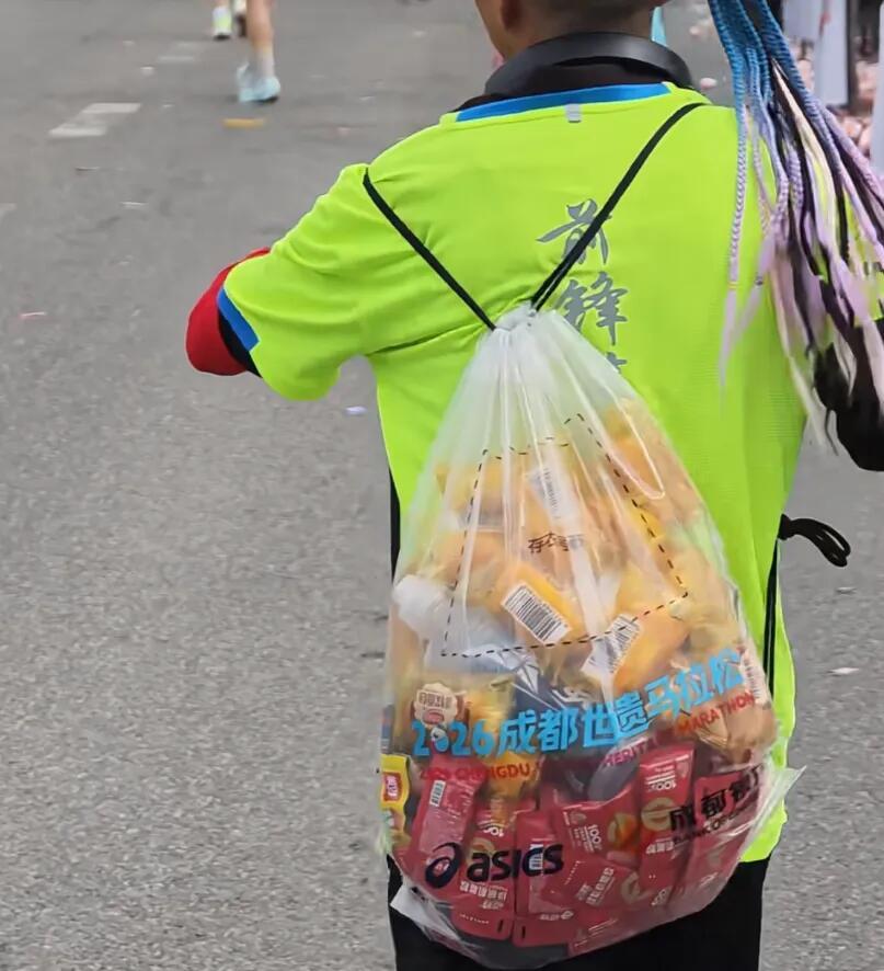 官方通报女子马拉松赛道上劈叉官方通报：女选手赛道劈叉摆拍、选手私占大量补给，均被