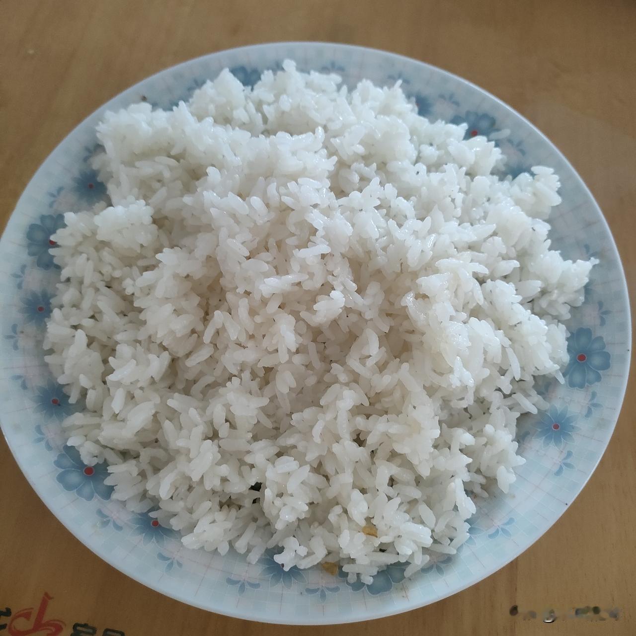 如果你在小县城有套房子或有个能落脚的地方，600块钱就足够你1个月生活了！街上的