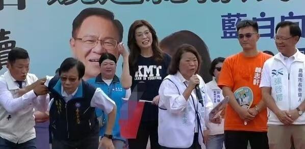 国民党嘉义党部主委台上突昏倒，吓坏翻郑丽文
蓝白共推的民众党嘉义市长参选人张启楷