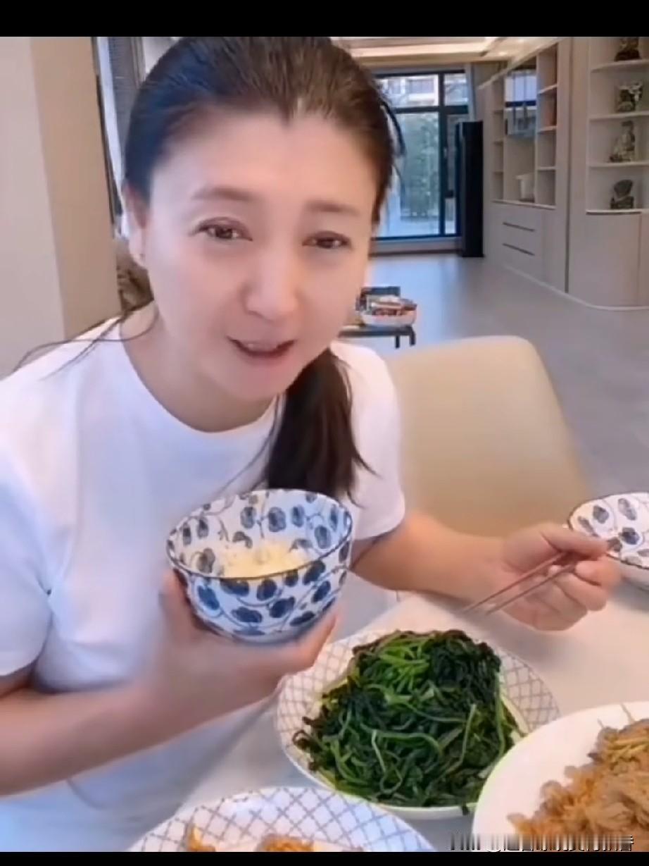 闫学晶吃饭时有个特征，总是嘴巴往里窝着吃，让人看着挺不得劲的。
闫学晶现在的饭菜