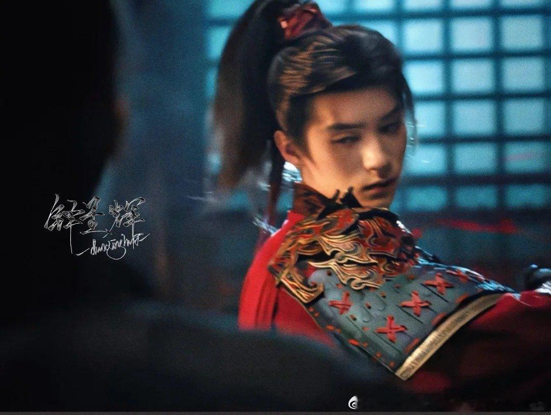 周翊然新剧暗爽哥剧集翘楚嘴上傲娇身体诚实，拿到灯笼美得藏不住酒窝。内娱这款口嫌体