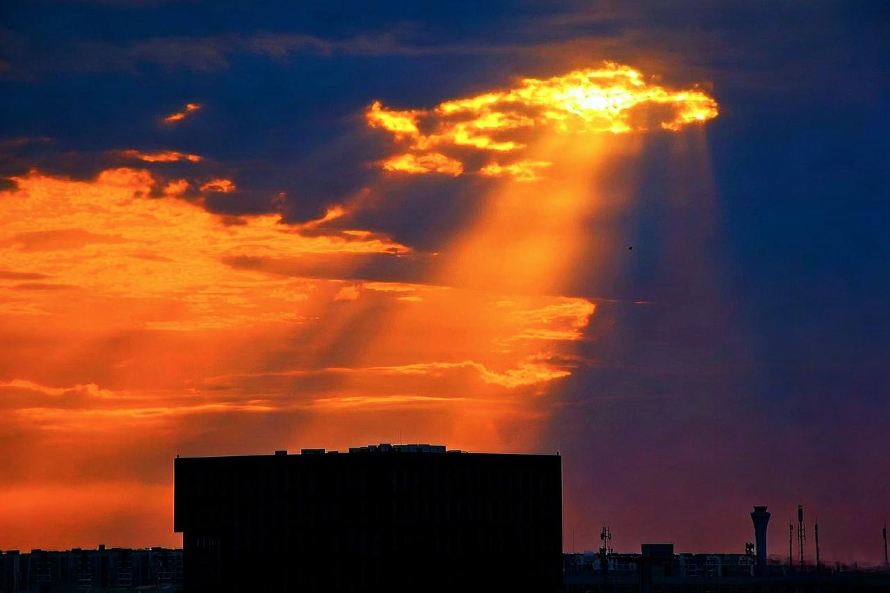 神秘光柱！评论区：UFO实锤了？神秘天空 丁达尔效应 日落 永远沉溺于日落的美