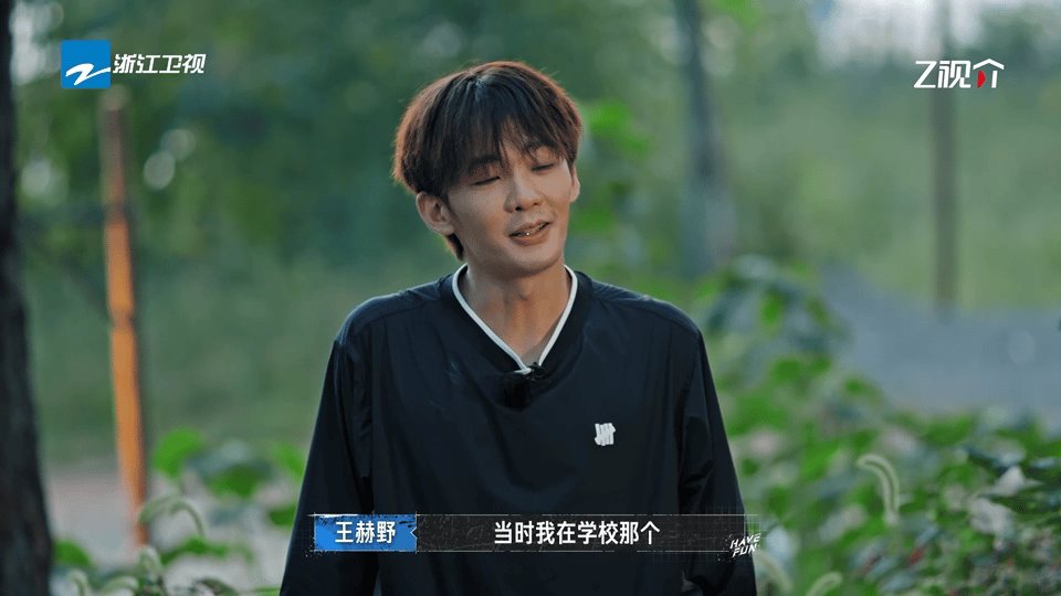 王赫野的音乐之路从校园歌手大赛开始，作为亚军的他如今不仅再次回到歌坛，还凭借自身