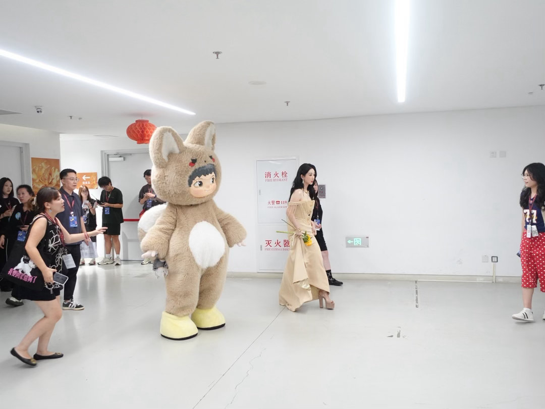 梁家辉演我遇见萌物的样子梁家辉后台疯狂贴贴萌物后台捕捉梁家辉可爱瞬间！遇上巨型毛