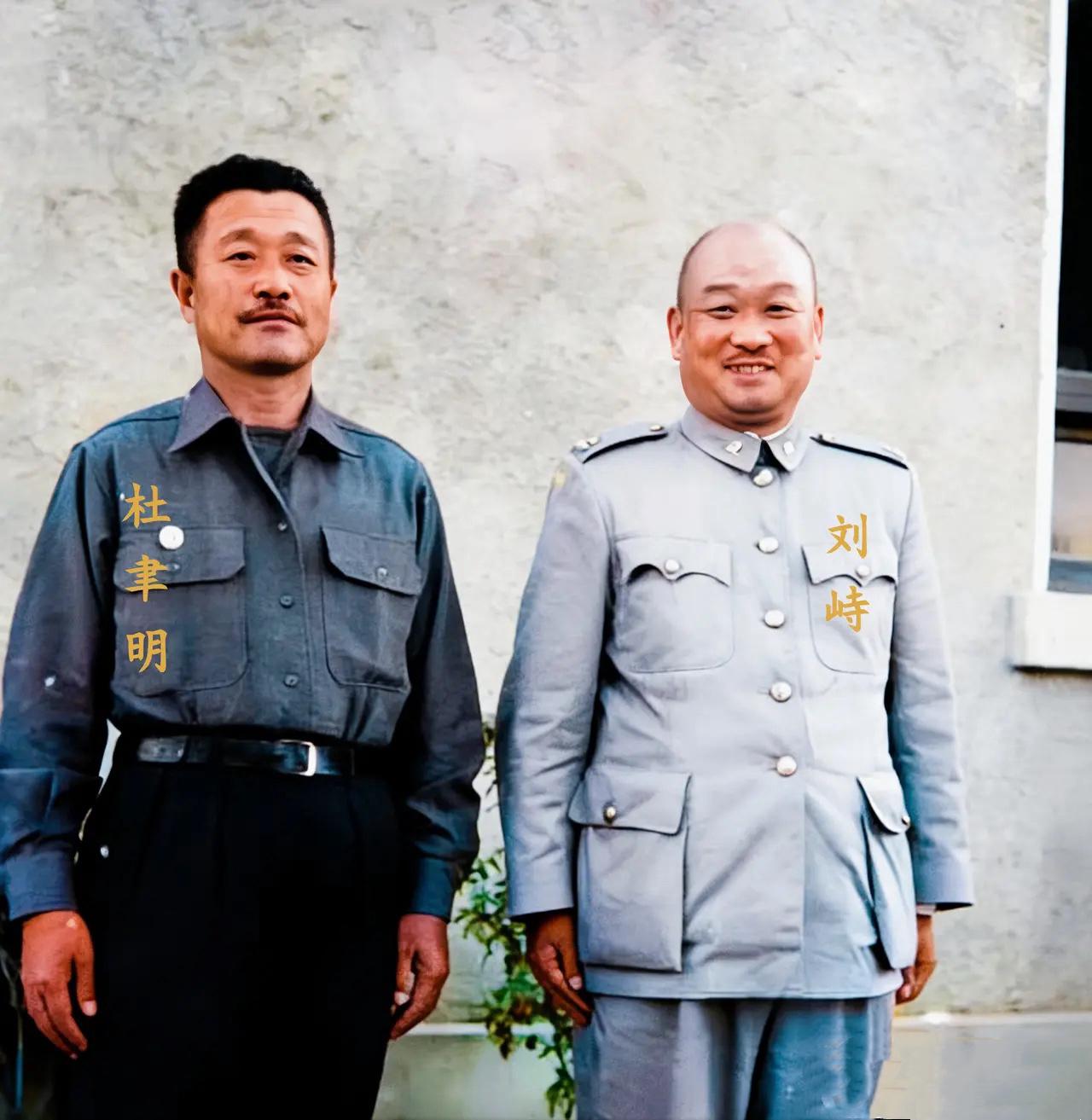 1948年，杜聿明与刘峙在徐州的一张合影，两人并肩而立，但是表情迥异，刘峙笑得眼