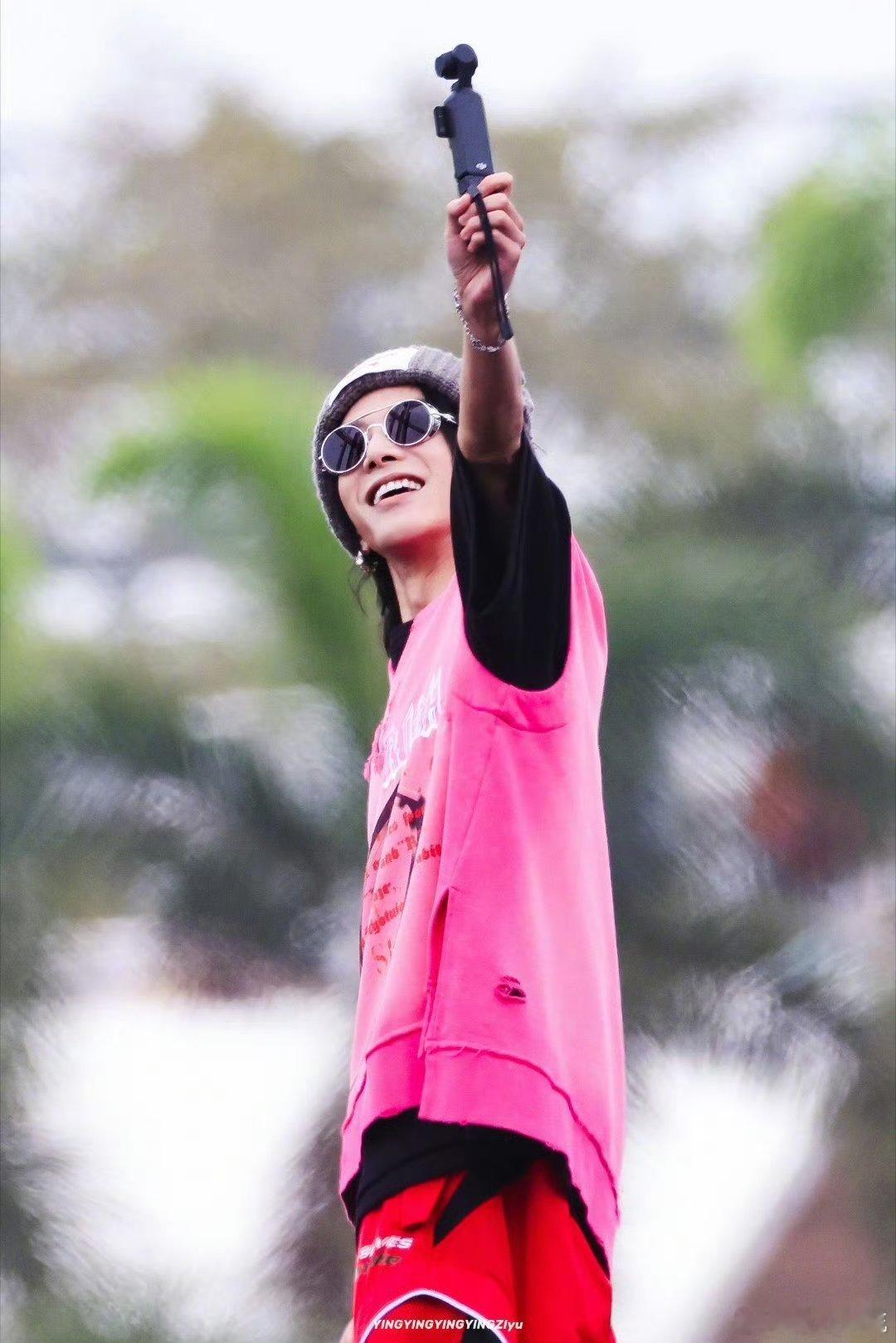 华晨宇突袭上台华晨宇这份惊喜来得如此猛烈，如同春日里突如其来的暖阳，温暖了每一个