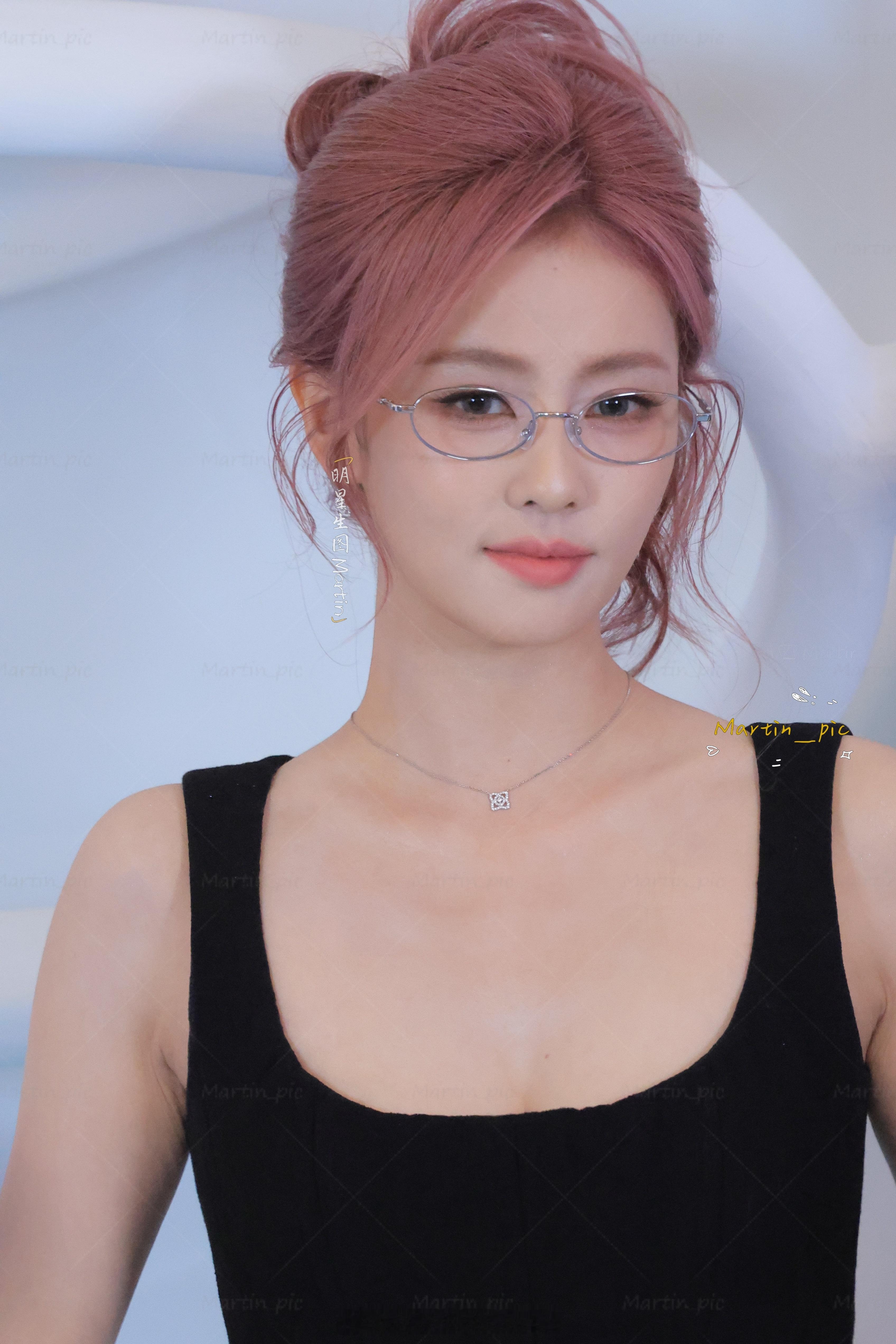 白鹿[超话]  白鹿施洛华活动生图麻辣女教师白鹿真的辣得我眼泪从嘴角流出白鹿穿了