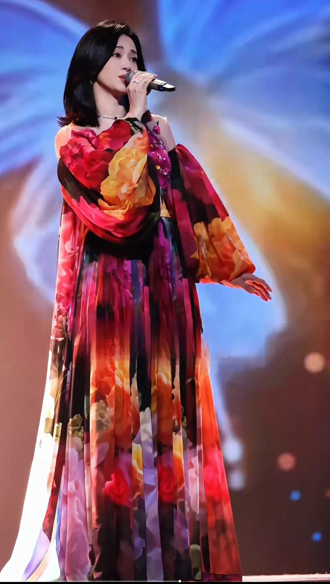 姚晨状态越来越好，年纪越大越有气质了。而且歌也唱得挺好[赞]