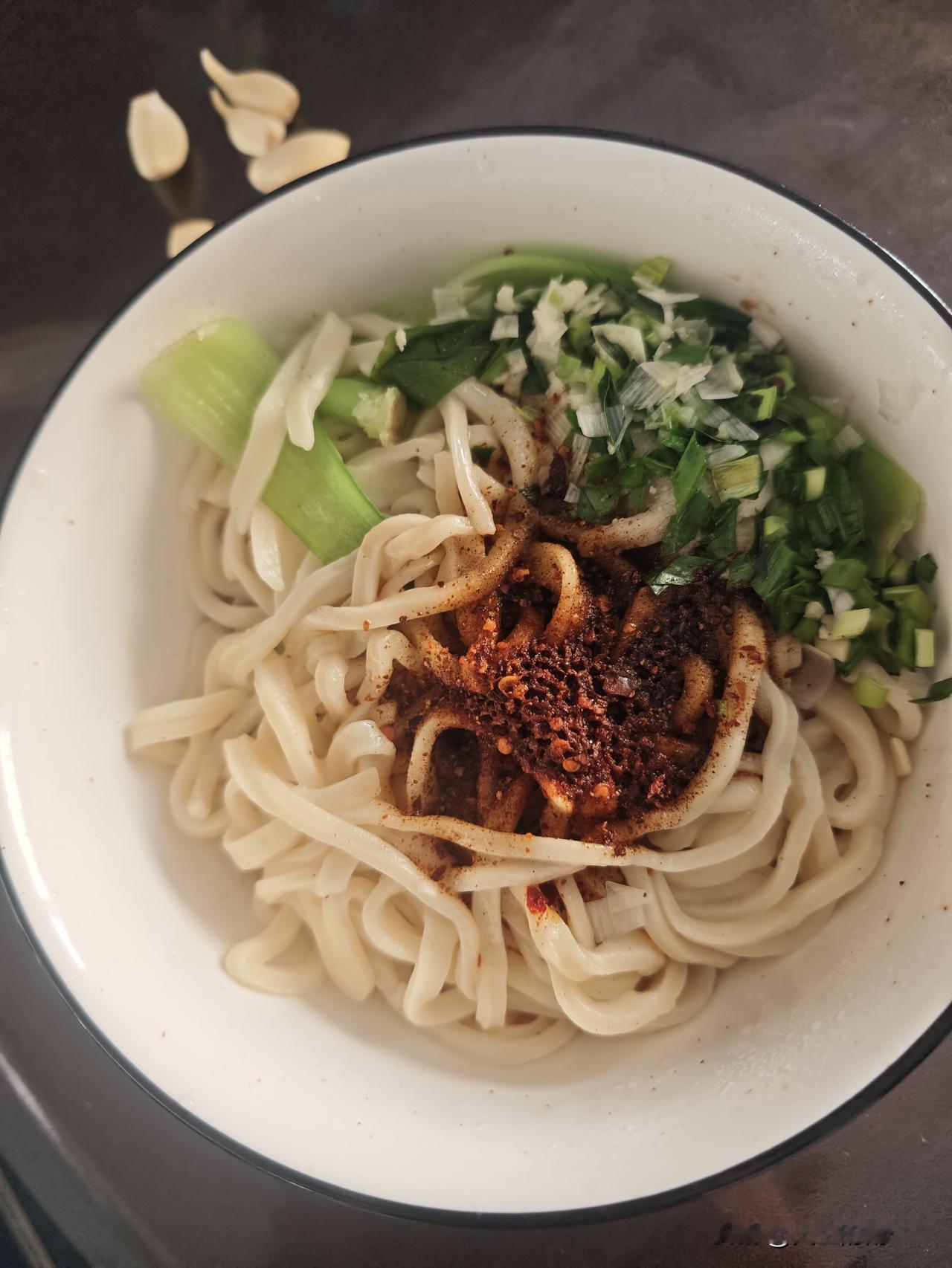 上午在家自己做了一碗油泼面[耶]和手工搓搓面有点像，就是面擀的后。