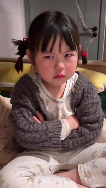 近期，关于4岁小网红瑶一瑶的动态引发公众关注，其中涉及对其成长状况与网络行为的讨