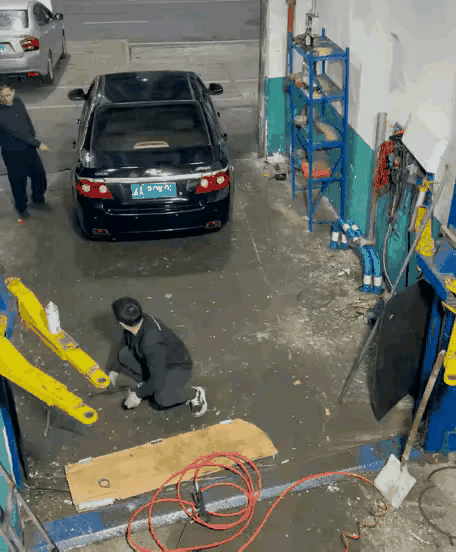 连锁反应了？
谁能想到抻根绳子车遭殃？这一连串的反应，还真得把车砸了，谁知道它们