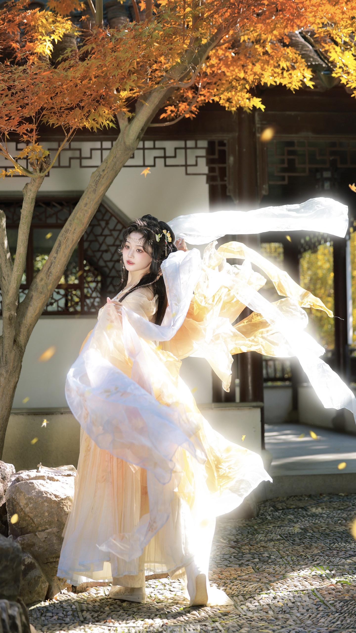 她好像一只振翅的蝴蝶🦋。好漂亮的秋天～ 🍂