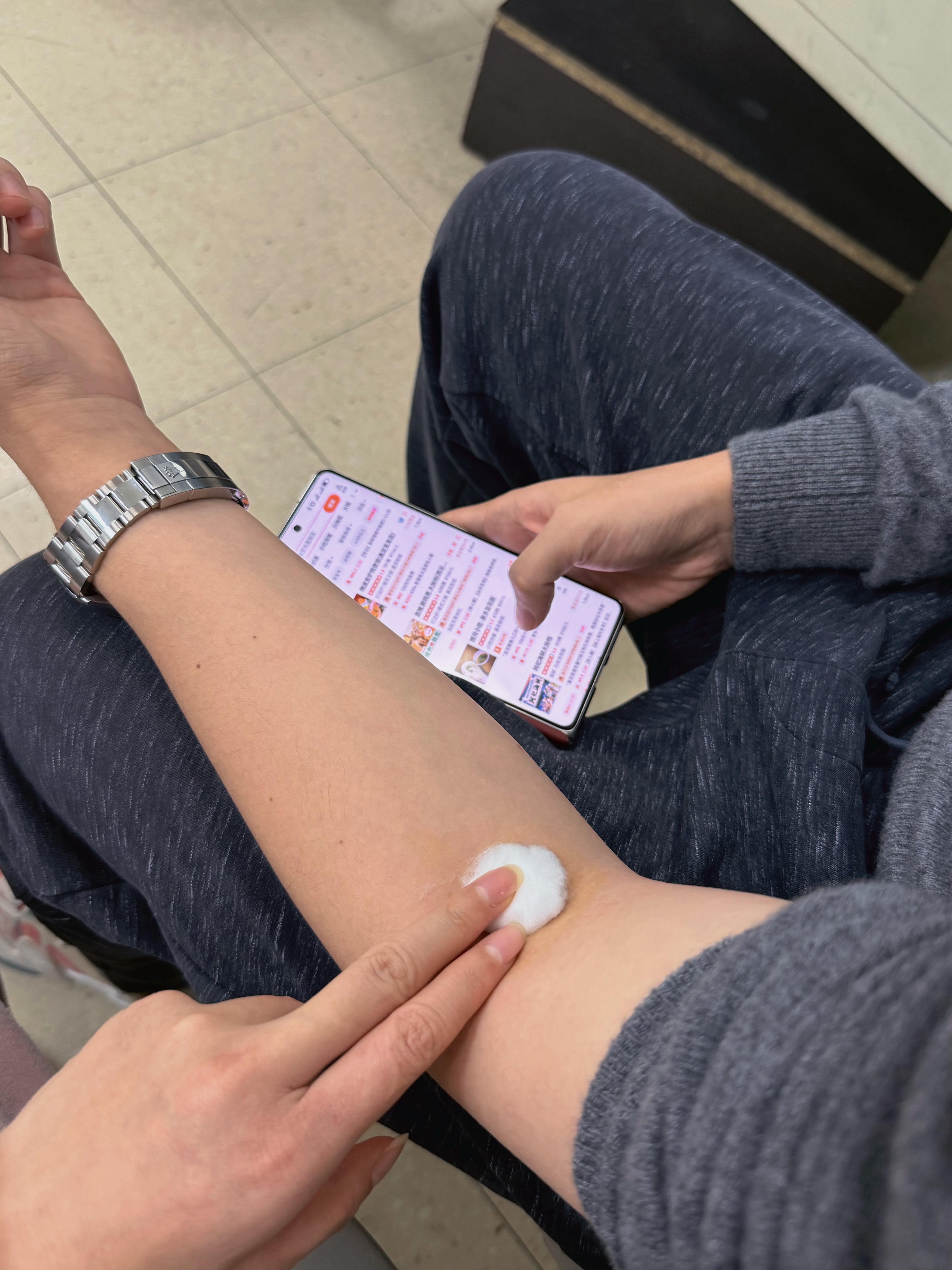 定了尊界的人就是不一样肚子疼了一天来医院抽血都要我按棉球