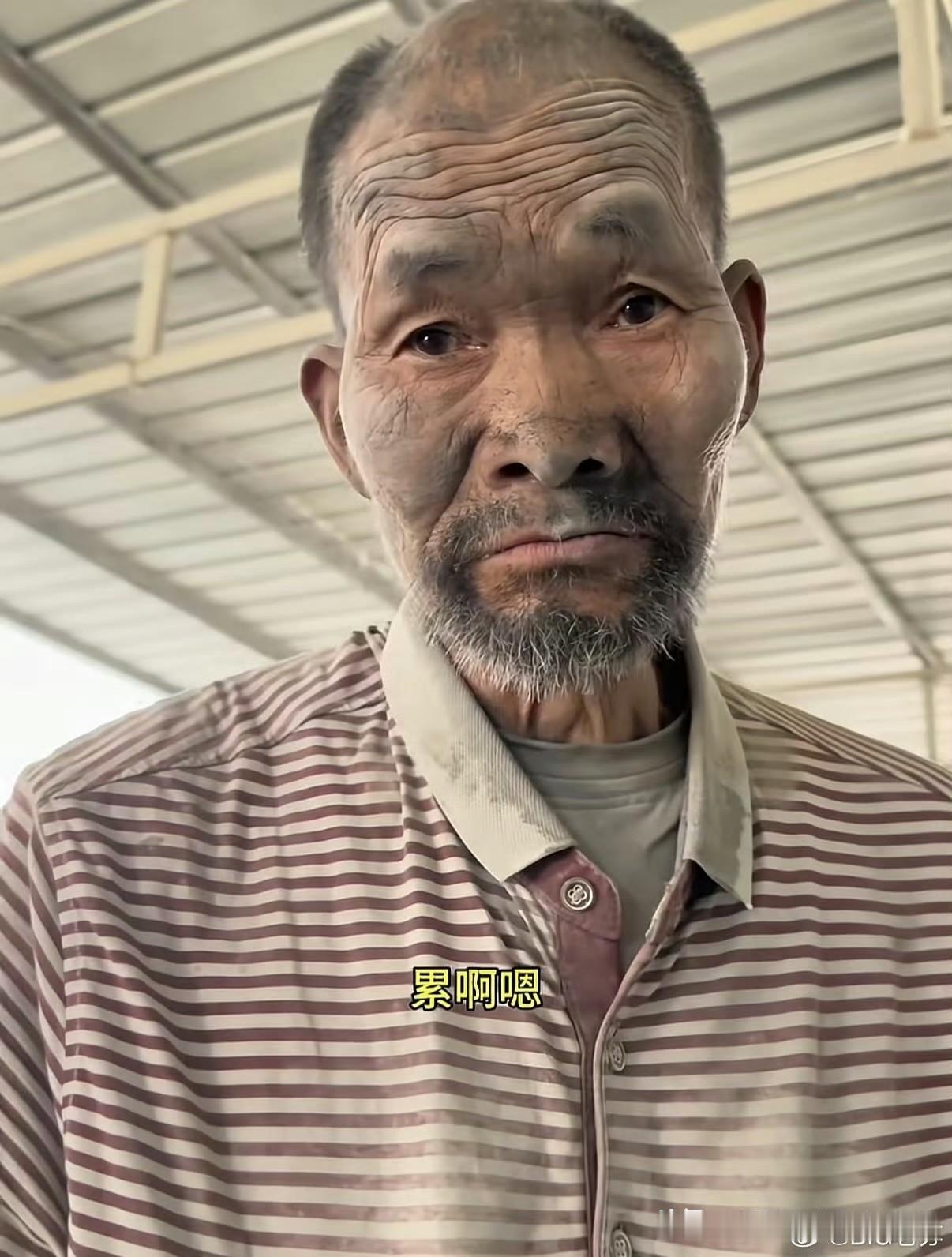 看完事件浑身发冷，一位残障老人日复一日一天搬运20吨水泥，硬生生无偿劳作二十年，